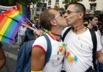 Frog News са решили да украсят своята статия за мирния правозащитен протест в Пазарджик със снимка от гей парад в чужбина.
